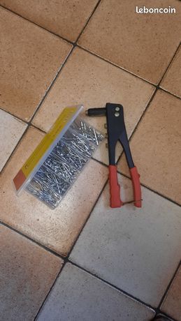 Pince à riveter et rivets