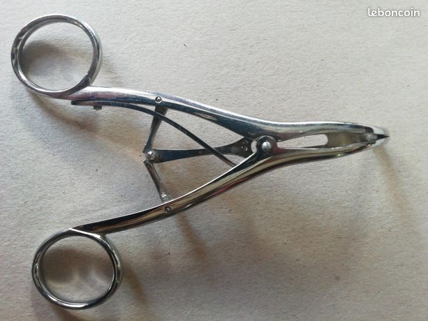 Pince médicale a trois branches pour urgence