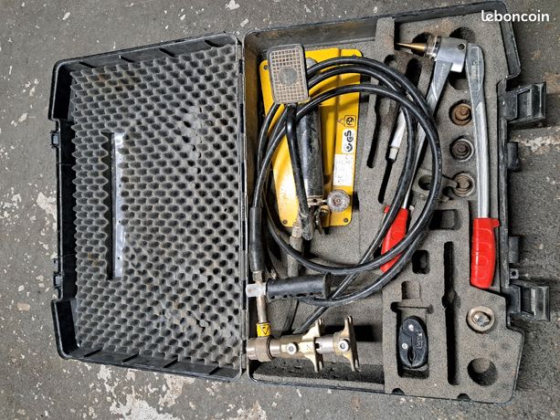 Pince Rehau hydraulique