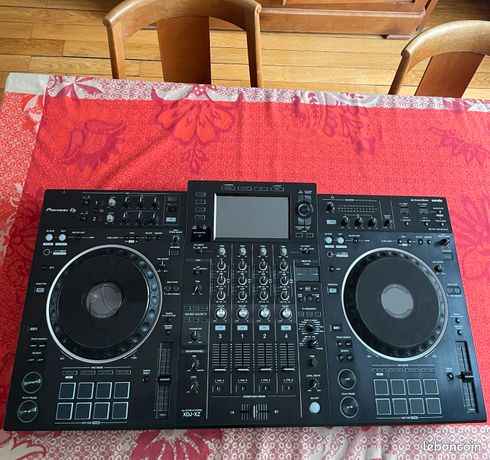 Pioneer XDJ-XZ + Flight Case + Decksaver + Housse