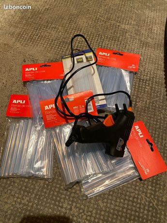 Pistolet à colle avec des recharges