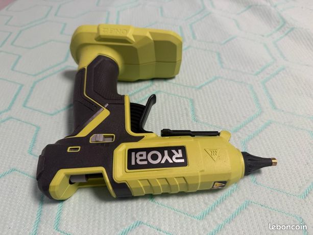 Pistolet à colle ryobi comme neuf