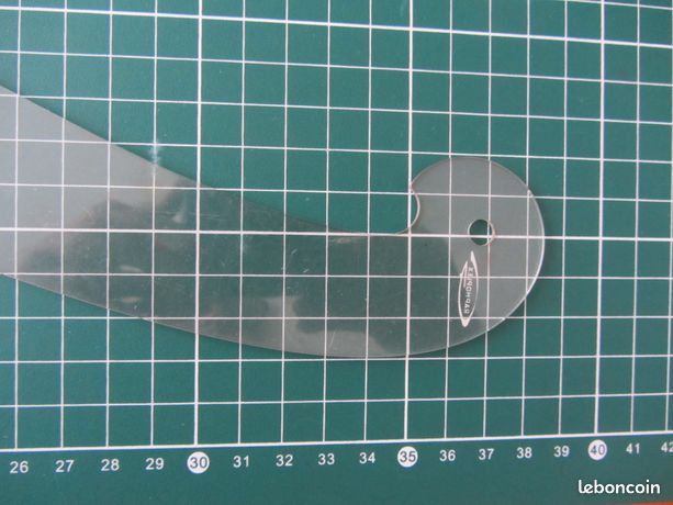 Pistolets ou règles perroquet pour dessin technique, 2