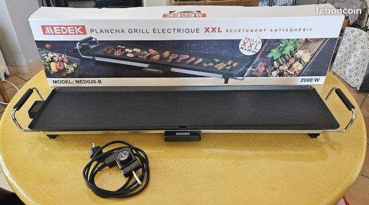 Plancha électrique XXL 2000W_Grillades entre amis sur table