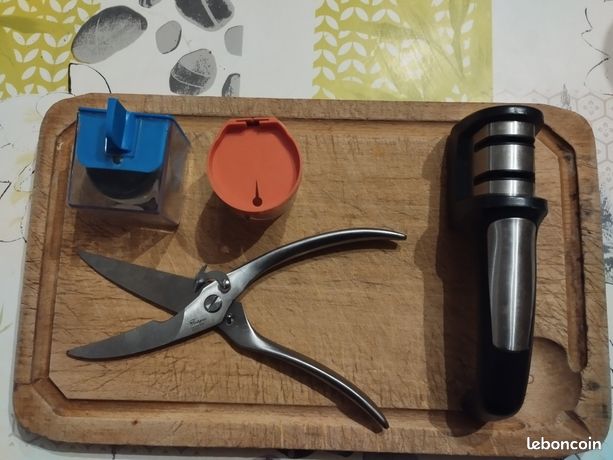 Planche a bois 2 pots a ficeler aiguiseur et ciseaux a viande