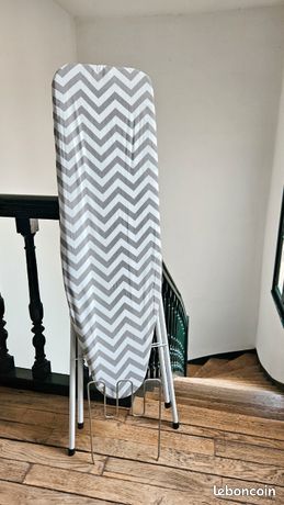 Planche à repasser avec repose-fer