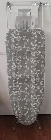 Planche à repasser avec une housse