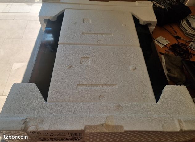 Plaque à induction compacte de la marque AEG modèle IBB63200CB. Elle est