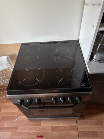 Plaque vitrocéramique avec four