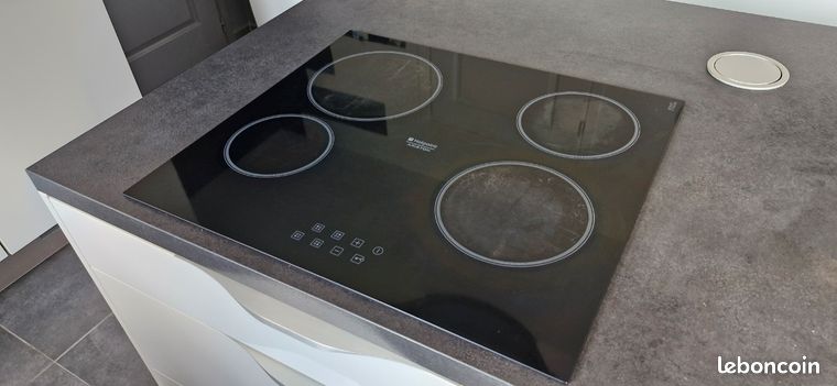 Plaque vitrocéramique Hotpoint en parfait état de marche