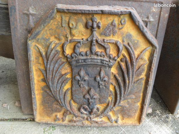 Plaque de cheminée : blason et couronne