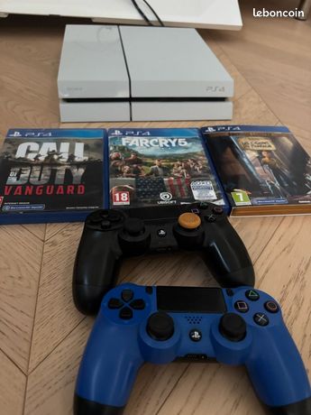 PlayStation 4 avec 2 manettes et 3 jeux