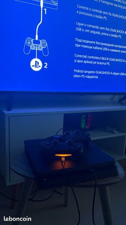 PlayStation 4 et 2 manettes