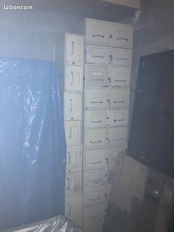 Plusieurs blocs tiroirs métal industriels