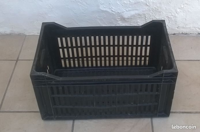Plusieurs caisses en plastique en bon état 7 la caisse