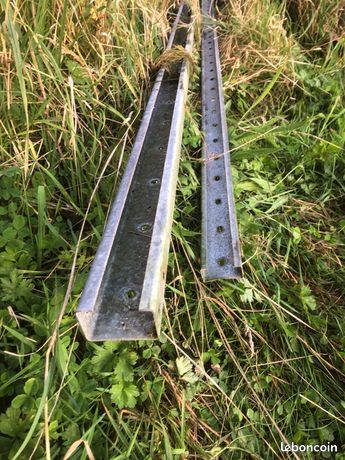 Plusieurs cornières galvanisés et tube carré