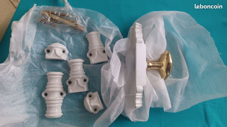 Plusieurs modèles de crémones et fausses crémones Quesdeville Haut de gamme