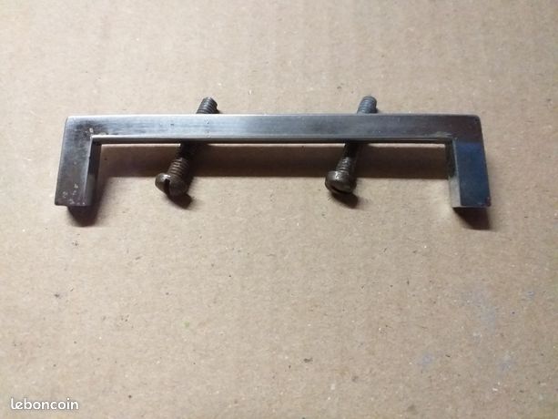 Poignée chromée 93 mm en bas 87 mm en haut profondeur 19 mm entraxe 84 mm avec vis