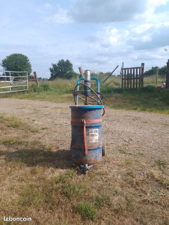 Pompe à graisse et réserve