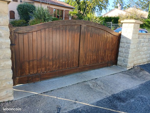 Portail coulissant en bois éxotique