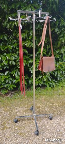 Portant à ceintures et sacs à main