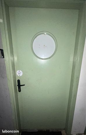 Porte coupe feu avec hublot