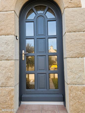 Porte d'entree cintree