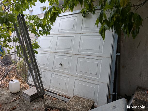 Porte de garage avec cadre