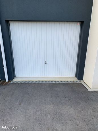 Porte de garage basculante motorisée démontée par un professionnel