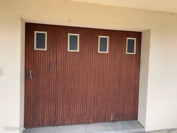 Porte de garage coulissante renforcée à hublots