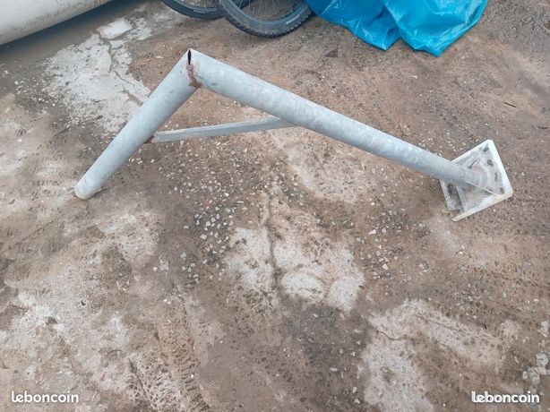 Poteau fixation antenne