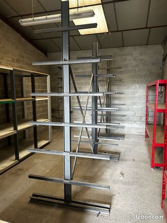 Poteau rayonnage à bras