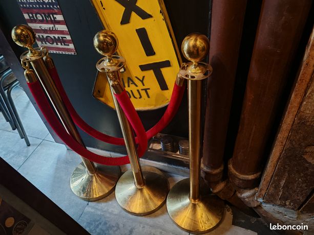 Poteaux dorés avec cordes velours rouges Barrières VIP ou file dattente très bon état