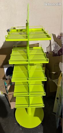 Présentoir métallique à roulettes