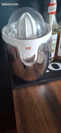 Presse agrumes de la marque AlessiDesign intemporelAcier inoxydable et résine thermoplastique blanche85WHauteur 28 cmDiamètre 18 cmN'ai plus la boîte Envoi possible