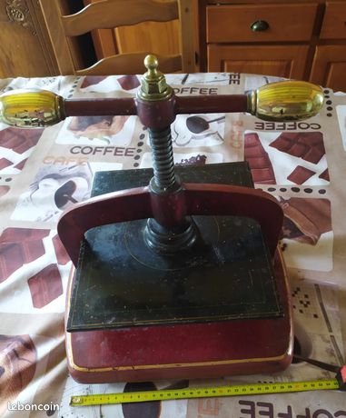 Presse ancienne de relieur ou de notaire en fonte