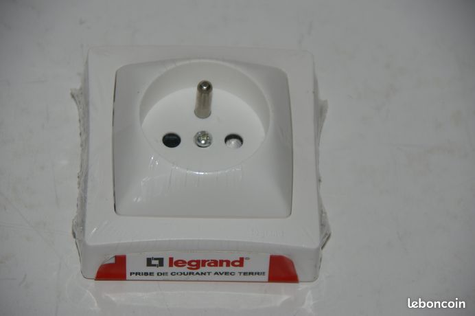 Prise de courant 2P+T Puissance max 3 680 W en 230 V Legrand