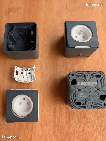 Prise de courant 2P+T Schneider Mureva saillie étanche IP55