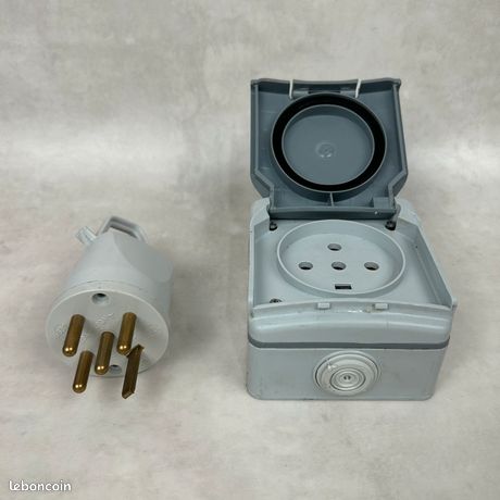 Prise étanche Legrand + fiche 3P+T 20A 400V
