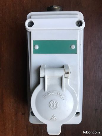 Prise femelle extérieure protégée 2P+T montage en saillie