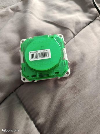 Prise TV blanche à vis Schneider Odace S520445 + Enjoliveur