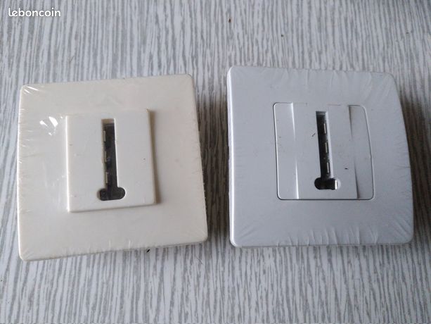 Prises téléphone neuves sous emballage