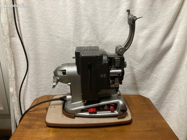 Projecteur 8 mm Bollex-Paillard en état de marche avec ampoule