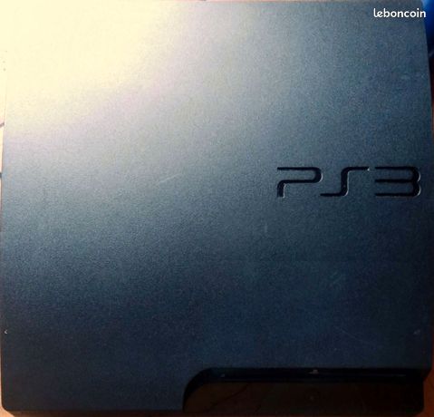 Ps3 slim avec deux manettes et ses jeux