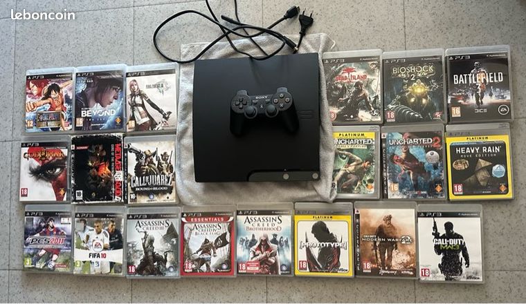 PS3 slim 250 go + 20 jeux