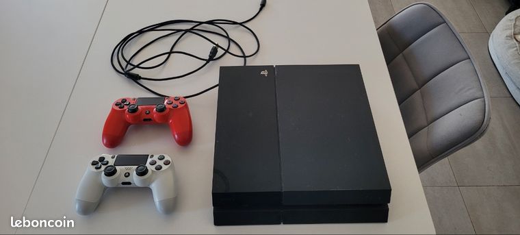 PS4 + 2 manettes