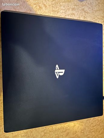 PS4 Pro 1To Très bon état 2 manettes + câbles dalimentation