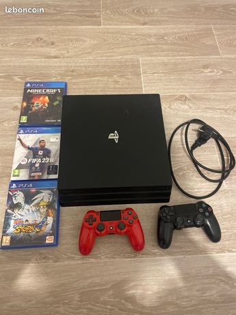 PS4 PRO 3 jeux et 2 mannettes