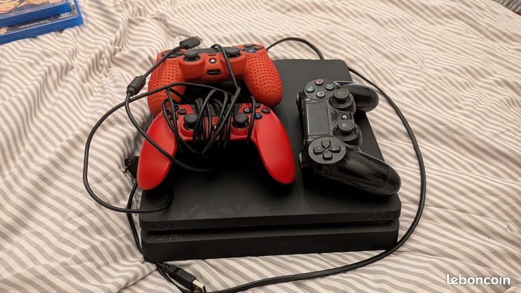 PS4 slim noir avec 3 manettes