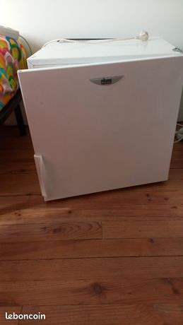 Pt Congélateur fAure de L 52 cm sur 50 cmde profondeur avec grille. Marque Faure. Très bien entretenu. Très pratique pour mettre les pizzas des enfants + glaces. Pas si pt le congélateur